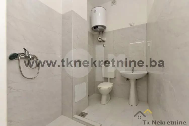 Novoadaptiran dvosoban stan površine 65 m2, Slavinovići 1