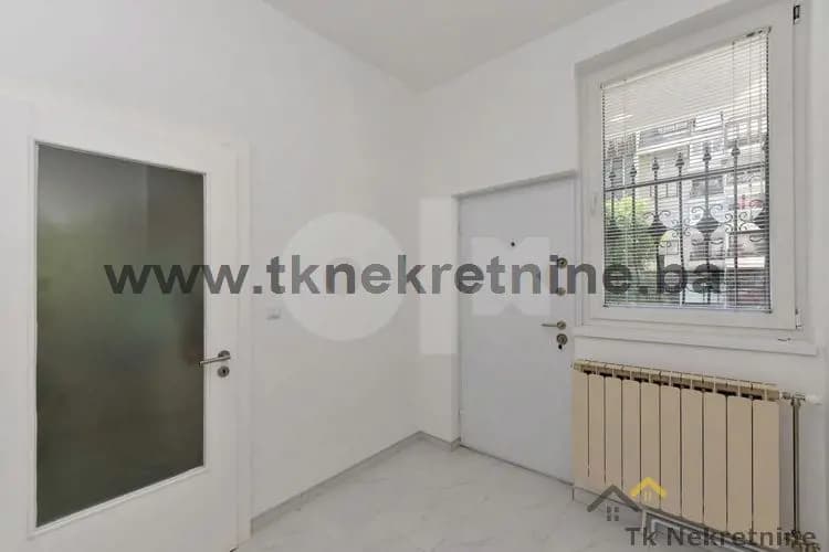 Novoadaptiran dvosoban stan površine 65 m2, Slavinovići 1