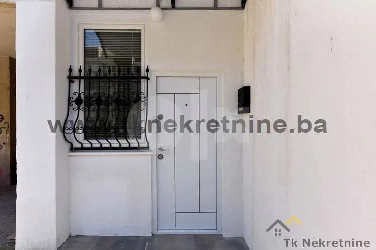 Novoadaptiran dvosoban stan površine 65 m2, Slavinovići 2