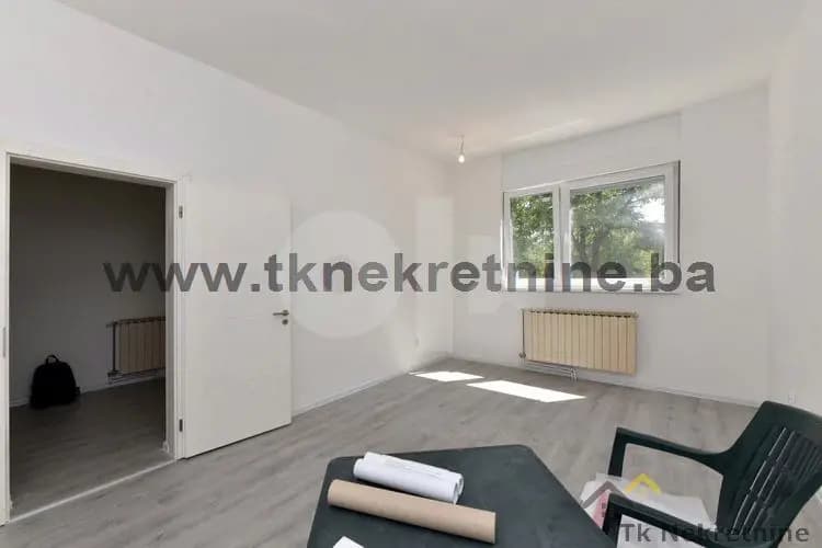 Novoadaptiran dvosoban stan površine 65 m2, Slavinovići 3