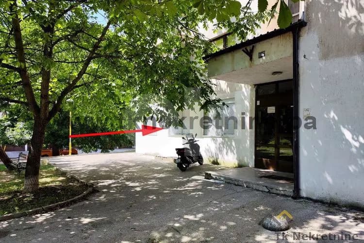 Novoadaptiran dvosoban stan površine 65 m2, Slavinovići 4
