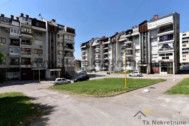 Novoadaptiran dvosoban stan površine 65 m2, Slavinovići 5