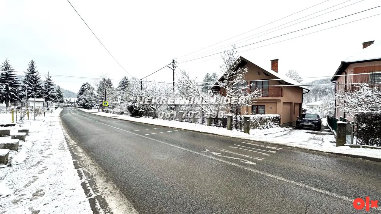 Porodična kuća sa 1104m2 zemljišta kod škole, Solina 2