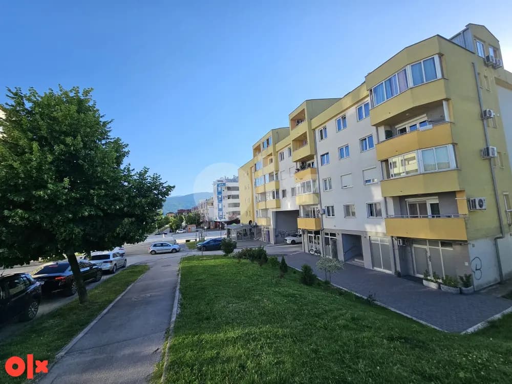 Stan Istočno Sarajevo Dobrinja I 93 m2 luksuzno opremljen 4