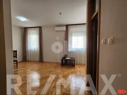 Iznajmljujemo poslovni prostor u centru-kancelarije 4