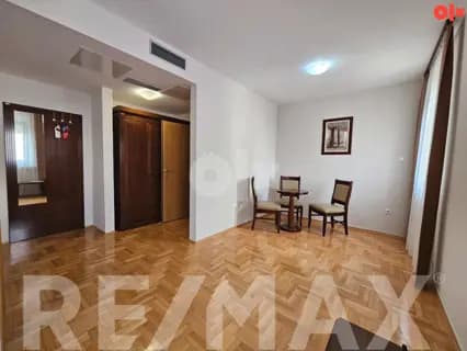 Iznajmljujemo poslovni prostor u centru-kancelarije 5
