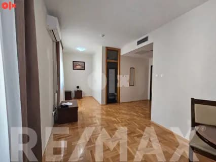 Iznajmljujemo poslovni prostor u centru-kancelarije 7