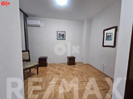Iznajmljujemo poslovni prostor u centru-kancelarije 8