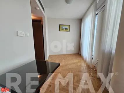 Iznajmljujemo poslovni prostor u centru-kancelarije 11