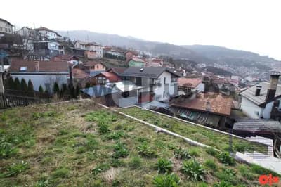 LOCUS: Atraktivna parcela sa pogledom na grad, Vratnik 8