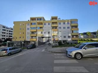 Stan Istočno Sarajevo Dobrinja I 93 m2 luksuzno opremljen 1