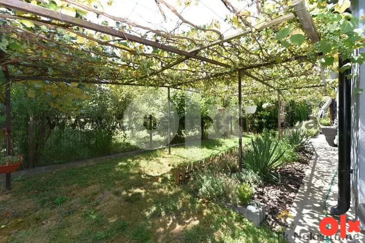 Kuća novije gradnje sa garažom i šadrvanom, Bokavići 4 Kuća novije gradnje sa garažom i šadrvanom, Bokavići 4