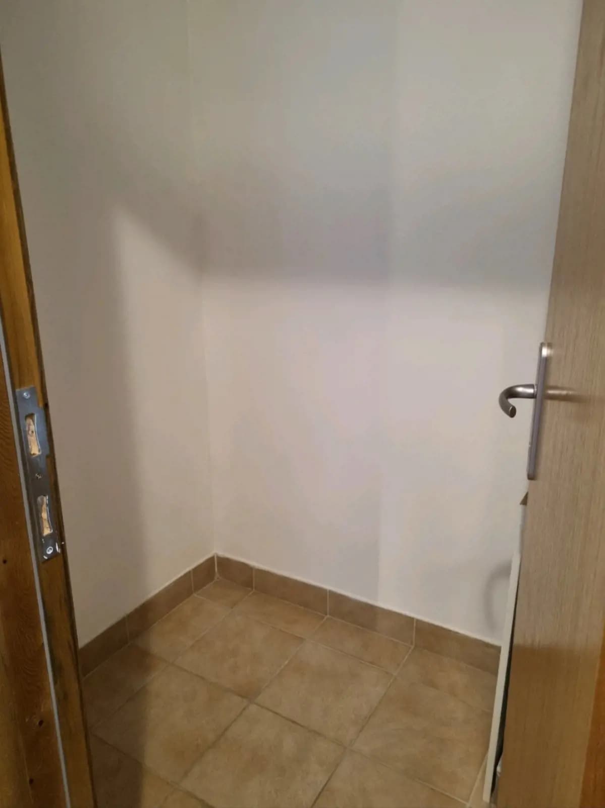 Najam - četverosoban stan 85m2 - ul. Akademika Petra Mandića 1 Najam - četverosoban stan 85m2 - ul. Akademika Petra Mandića 1